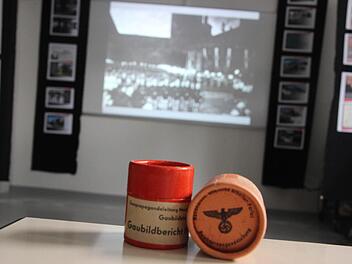 Spektakulärer Fund: Diese Filmdosen wurden im Schloss Ebracher Hof bei Renovierungsarbeiten entdeckt. Sie enthielten rund 600 Bilder aus der Zeit zwischen 1940 und 1943.