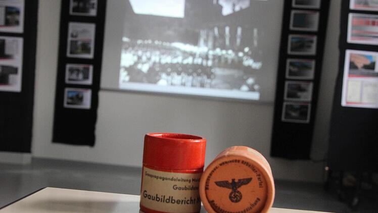 Spektakulärer Fund: Diese Filmdosen wurden im Schloss Ebracher Hof bei Renovierungsarbeiten entdeckt. Sie enthielten rund 600 Bilder aus der Zeit zwischen 1940 und 1943.
