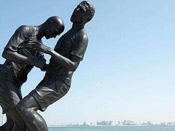 Eine rund fünf Meter hohe Bronzestatue in Doha (Katar) erinnert an den legendären Kopfstoß von Zinedine Zidane gegen Marco Materazzi im WM-Finale 2006. Der Künstler - ein Algerier namens Abdel Abdessemed - nannte sein Werk: "Coup de Tete" (zu deutsch: Kopfstoß). Fotos: dpa