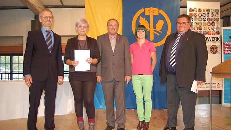 Glückwünsche zum Staatspreis (von links): Klaus Bock (Schulleitung Berufsschule 1 Coburg), Katharina Mahr, Ingo Mayer (Obermeister der Friseurinnung Lichtenfels), Elke Seidel (stellvertretende Obermeisterin), Kreishandwerkmeister Mathias Söllner. Fotos: Andreas Welz