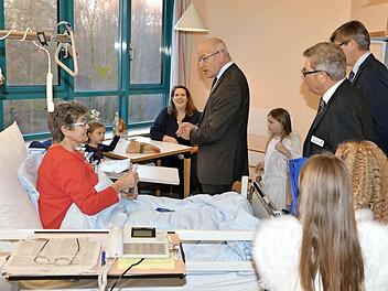 Auf immer wieder neue Menschen und (Kranken-)Geschichten müssen sich der Landrat und seine Begleiter - hier in der Juraklinik in Scheßlitz - einstellen. Fotos: Ronald Rinklef