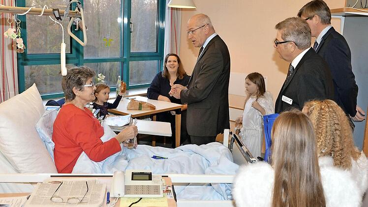 Auf immer wieder neue Menschen und (Kranken-)Geschichten müssen sich der Landrat und seine Begleiter - hier in der Juraklinik in Scheßlitz - einstellen. Fotos: Ronald Rinklef