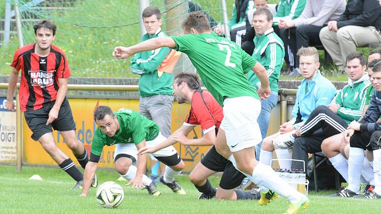 Eine Breitseite voller Action: Sprichwörtlich bis zum Umfallen duellieren sich auf unserem Bild Kreisliga-Akteure des FC Bad Brückenau (rot-schwarz) und RSV Wollbach - mit dem besseren Ende für die Sinnstädter (3:0). Foto: ssp