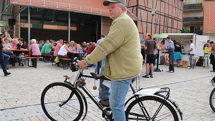 Konrad Heinlein besitzt ein altes Fahrrad der Marke Adler aus der Zeit zwischen 1915 und 1920.