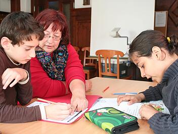 Die Wachenrotherin Gertraud Schuster (Mitte) betreut Aslan (l.) und Batoul bei ihren Hausaufgaben. Foto: Evi Seeger