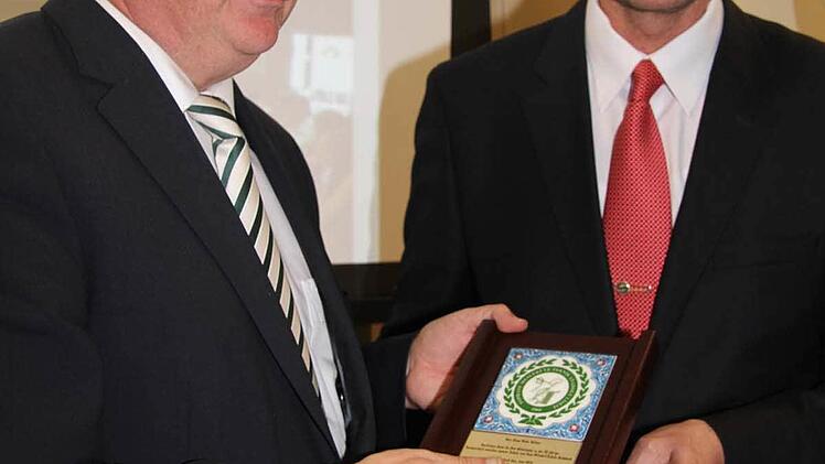 Landrat Klaus Peter Söllner freute sich über das Gastgeschenk, das Schulleiter Yusuf Ay von der Tophane Teknik Lisesi ve Endüstri Meslek Lisesi Bursa mitgebracht hat