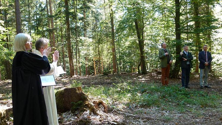 Der kirchliche Segen für den Friedwald wurde erteilt durch Pfarrerin Birgit Paulmaier und Pfarrer Erhard Schupp. Im Hintergrund (von links) Heinrich Graf zu Ortenburg, Landrat Michael Busch und Bürgermeister Wolfgang Bauersachs. Foto: Lothar Weidner