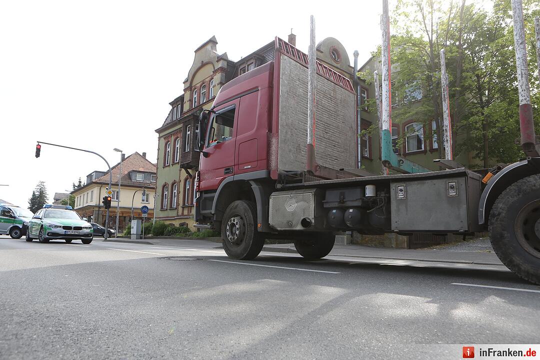 Fussgaengerin von Lkw ueberrollt und getoetet