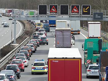 Die vielen Staus auf deutschen Autobahnen haben auch etwas mit unserem Konsumverhalten zu tun. Foto: Julian Strateschulte, dpa