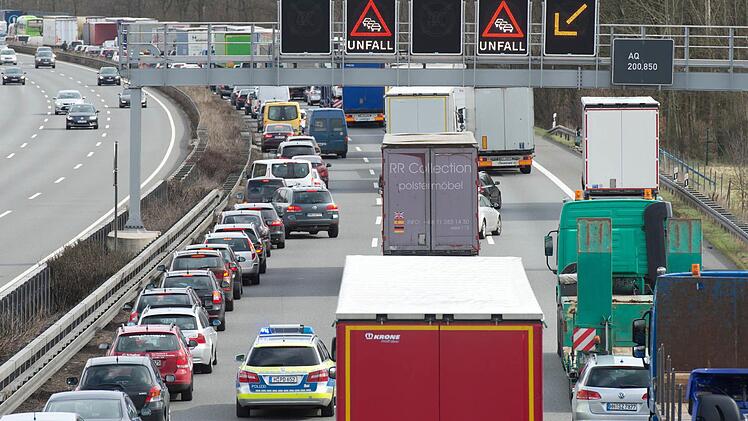 Die vielen Staus auf deutschen Autobahnen haben auch etwas mit unserem Konsumverhalten zu tun. Foto: Julian Strateschulte, dpa