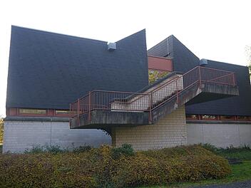 Sanierungsfall: Der 1983 errichtete Beta-Bau am Arnold-Gymnasium  muss  renoviert werden. Voraussichtlich gehen die Bauarbeiten erst im kommenden  Jahr los.Berthold Köhler