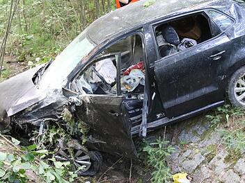 Das Auto fiel einen Abhang runter in einen Graben. Foto: Michael Stelzner
