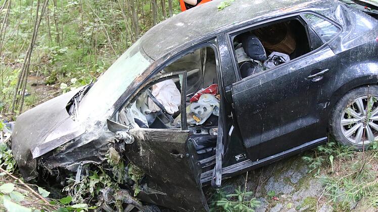 Das Auto fiel einen Abhang runter in einen Graben. Foto: Michael Stelzner