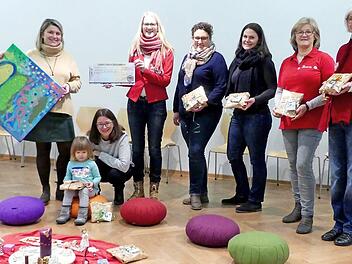 Spendenübergabe des Serviceclubs Ladies‘ Circle an "Lacrima" (von links): LC-Präsidentin Katja Walther, Toni Barkow (LC) mit Tochter Mara, Vera Swaris (Lacrima), Kathrin Landgraf (LC), Cosima Schmidt (LC), Marion Herold (Lacrima) und Christina Stüven (Lacrima) Foto: Dieter Hübner