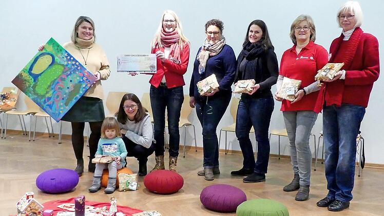 Spendenübergabe des Serviceclubs Ladies‘ Circle an "Lacrima" (von links): LC-Präsidentin Katja Walther, Toni Barkow (LC) mit Tochter Mara, Vera Swaris (Lacrima), Kathrin Landgraf (LC), Cosima Schmidt (LC), Marion Herold (Lacrima) und Christina Stüven (Lacrima) Foto: Dieter Hübner