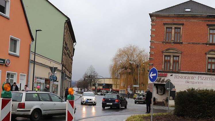 Autofahrer, die aus der Webergasse kommen, können nach links Richtung Kronacher Straße abbiegen.Dort wird es manchmal eng. Die Stadt wird in den nächsten Tagen prüfen, ob diese Reglung so beibehalten werden kann. Foto: Katrin Geyer