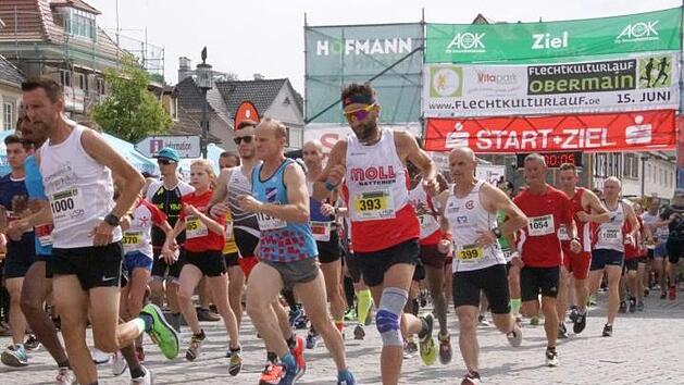 Kurz nach dem Start am Rathaus laufen der Lichtenfelser Bürgermeister Andreas Hügerich (Startnummer 1000) sowie die Sieger auf der 5,3-Kilometer-Distanz , Felix Mayerhöfer (Nr. 393) beziehungsweise die erst 13-jährige Julia Barth (Nr. 465) vorne mit. Fotos: Mario Deller