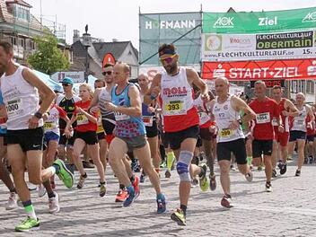 Kurz nach dem Start am Rathaus laufen der Lichtenfelser Bürgermeister Andreas Hügerich (Startnummer 1000) sowie die Sieger auf der 5,3-Kilometer-Distanz , Felix Mayerhöfer (Nr. 393) beziehungsweise die erst 13-jährige Julia Barth (Nr. 465) vorne mit. Fotos: Mario Deller