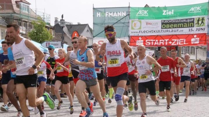 Kurz nach dem Start am Rathaus laufen der Lichtenfelser Bürgermeister Andreas Hügerich (Startnummer 1000) sowie die Sieger auf der 5,3-Kilometer-Distanz , Felix Mayerhöfer (Nr. 393) beziehungsweise die erst 13-jährige Julia Barth (Nr. 465) vorne mit. Fotos: Mario Deller