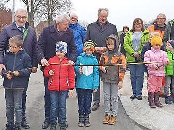 Kinder der Grundschule Heiligenstadt durften das Band durchtrennen. Foto: Carmen Schwind