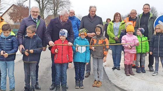 Kinder der Grundschule Heiligenstadt durften das Band durchtrennen. Foto: Carmen Schwind