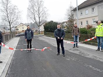 Nach einem Vollausbau konnte die Gartenstraße in Pressig für den Verkehr freigegeben werden. Von links Andreas Schorn (Bauamtsleiter), Antonio Sauchella (Geschäftsleiter), Bürgermeister Stefan Heinlein, Udo Madewitz (HTS- Plan), Ralf Makowski (Fa. SAR).  Foto: K.- H. Hofmann