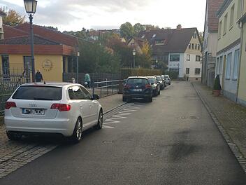 Ein alltägliches Bild am Münnerstädter Kindergarten. "Da muss was passieren", fordert Verkehrsüberwacher Uwe Will. Foto: Uwe Will