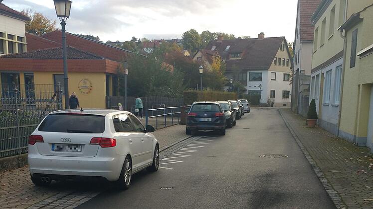 Ein alltägliches Bild am Münnerstädter Kindergarten. "Da muss was passieren", fordert Verkehrsüberwacher Uwe Will. Foto: Uwe Will