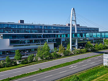 Puma-Pressebild: Puma-Firmenzentrale in Herzogenaurach (mit "Puma-Brücke")