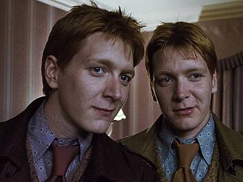 Zum Verwechseln &auml;hnlich: Oliver und James Phelps als George und Fred Weasley in "Harry Potter und die Heiligt&uuml;mer des Todes: Teil 1".