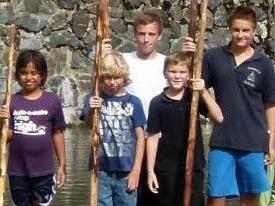 Die Teilnehmer am Ferienprogramm "Flößen auf der Wilden Rodach" mit den Jungflößern Felix Gleich (4.) und   Daniel Weiß (6. v.l.)