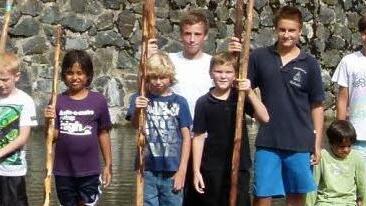 Die Teilnehmer am Ferienprogramm "Flößen auf der Wilden Rodach" mit den Jungflößern Felix Gleich (4.) und   Daniel Weiß (6. v.l.)