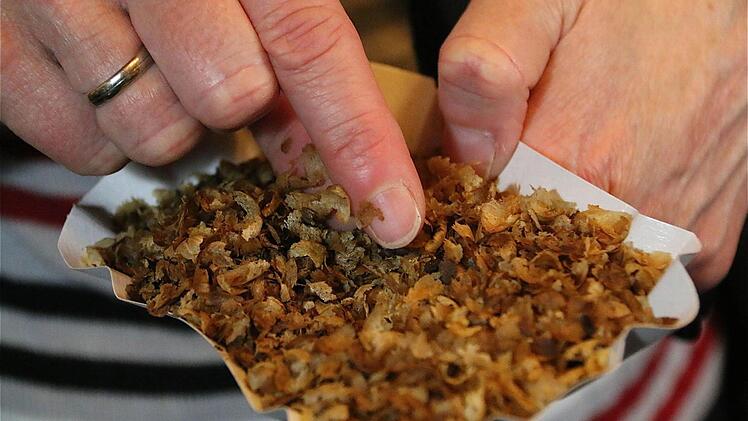 Kaffeespelzen, die in der Röstmaschine abgesaugt werden.