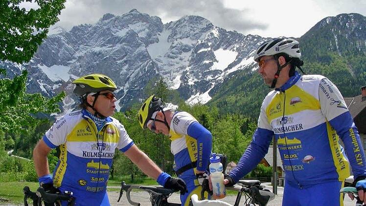 Pause vor schneebedeckter Bergkulisse - von links: Günther Geuther, Jürgen Holzmann und Reinhard Eber.