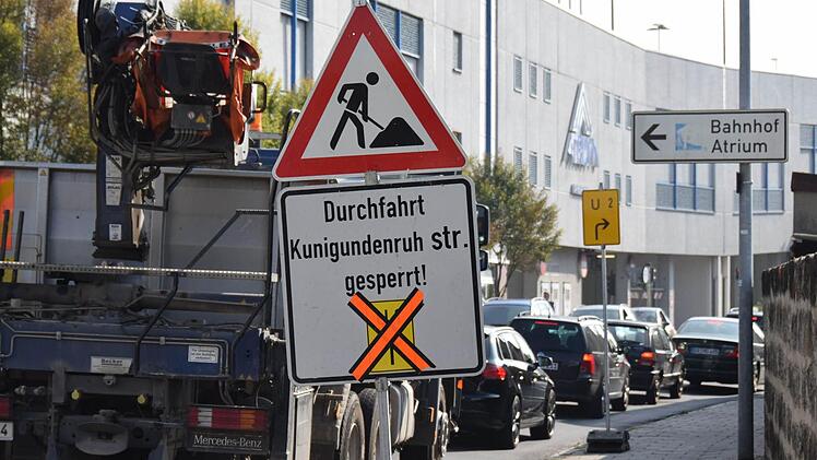 Nach einem Anruf eines Anwohners wurde mit einem Schild auf die gesperrte Durchfahrt in der Kunigundenruhstraße hingewiesen. Foto: Ronald Rinklef
