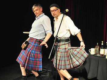 Die Kabarettisten Mathias Tretter und Sven Kemmler (von links) gastierten mit ihrem Programm "Schottenabend - Zwei Stunden mit nix drunter" in der Rathaushalle in Haßfurt. Das Geheimnis, ob der Schotte unter dem Kilt etwas trägt, wurde zwar nicht gelüftet. Doch Tretter und Kemmler fühlten sich wohl in ihren luftigen Röcken und betonten, dass sie (fast) alles in ihrem Programm selbst erlebt hätten. "So etwas kann man sich nicht ausdenken", sagte Mathias Tretter auf Nachfrage. Foto: Ulrike Langer