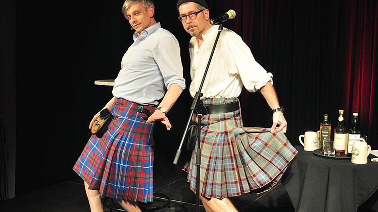 Die Kabarettisten Mathias Tretter und Sven Kemmler (von links) gastierten mit ihrem Programm "Schottenabend - Zwei Stunden mit nix drunter" in der Rathaushalle in Haßfurt. Das Geheimnis, ob der Schotte unter dem Kilt etwas trägt, wurde zwar nicht gelüftet. Doch Tretter und Kemmler fühlten sich wohl in ihren luftigen Röcken und betonten, dass sie (fast) alles in ihrem Programm selbst erlebt hätten. "So etwas kann man sich nicht ausdenken", sagte Mathias Tretter auf Nachfrage. Foto: Ulrike Langer