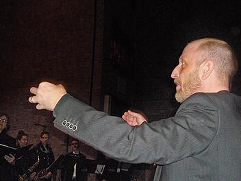 Chordirigent Christof Kilian Goger beim Konzert in Hausen