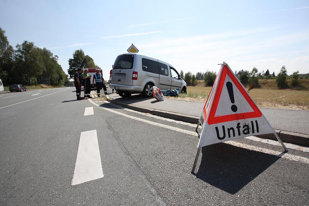 Lkw kracht in abbiegenden Familienwagen - Vier Verletzte