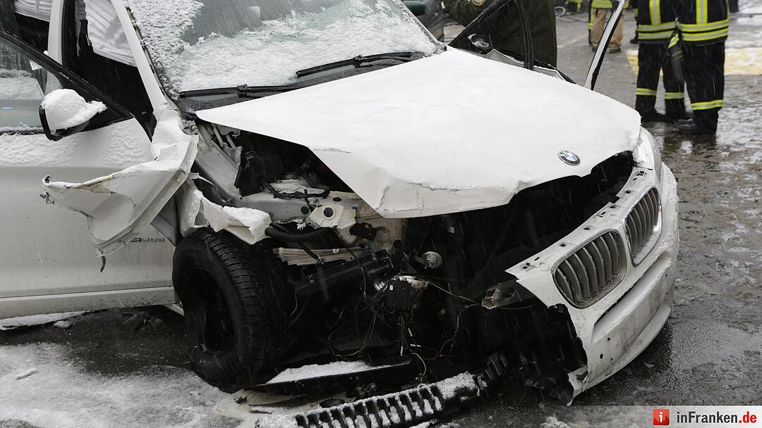 Starker Schneefall: Fünf Schwerverletzte nach Überholvorgang