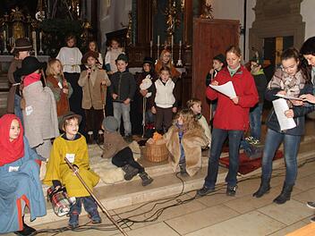 Letzte Feinheiten werden abgesprochen, von rechts Kerstin Klostermann, Korinna Fischer (die Autorin des Stücks) und Sabine Scheer, zusammen mit einen Teil der Darsteller.  Foto: Gerda Völk