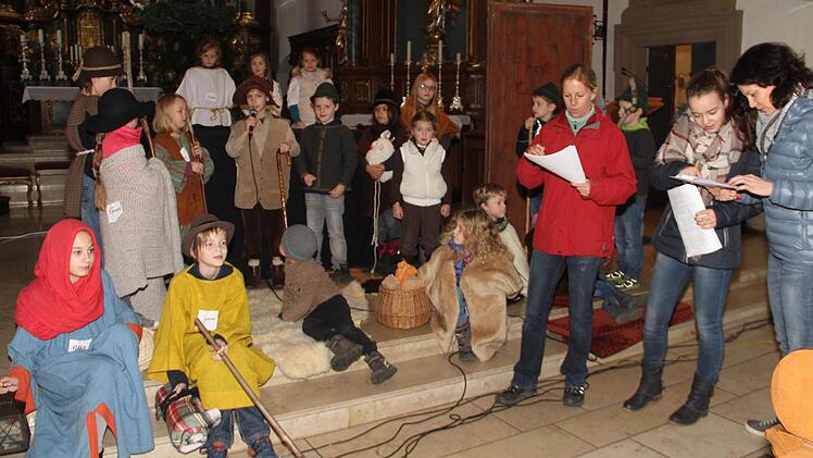 Letzte Feinheiten werden abgesprochen, von rechts Kerstin Klostermann, Korinna Fischer (die Autorin des Stücks) und Sabine Scheer, zusammen mit einen Teil der Darsteller.  Foto: Gerda Völk