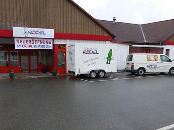 Außenansicht des neuen kundenfreundlichen Getränkemarktes Rödel in Marktleugast.  Fotos: kpw