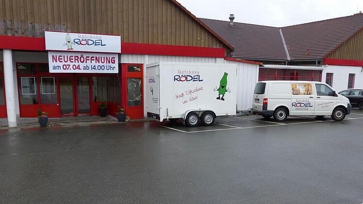 Außenansicht des neuen kundenfreundlichen Getränkemarktes Rödel in Marktleugast.  Fotos: kpw