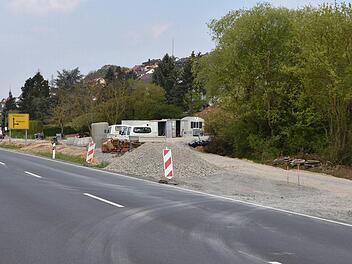 Die Arbeiten zur Erschließung des ersten Bauabschnitts im Baugebiet "Eichelberg III" in Gädheim machen große Fortschritte. Unser Bild zeigt die neue Anschlussstelle von der B26 her, die sich im Bau befindet. Fotos: Ulrike Langer