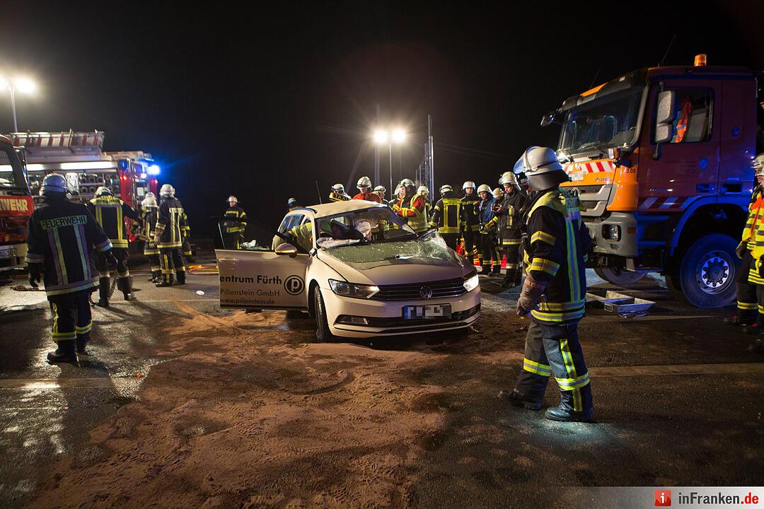 Beim Abbiegen übersehen – Winterdienstfahrzeug und Taxi kollidieren