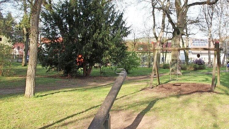Der Kinderspielplatz im Hindenburgpark soll noch in diesem Jahr verbessert werden. Das ist der Wunsch des Jugendreferenten. Foto: Heike Beudert