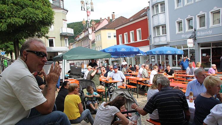 Der Marktplatz füllt sich mit Menschen. Foto: Ulrike Müller