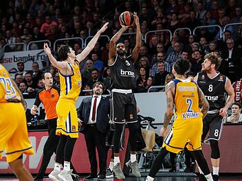 Dorell Wright steigt gegen Khmiki-Star Alexej Shved (l.) zum Dreier hoch. Fotos: Daniel Löb