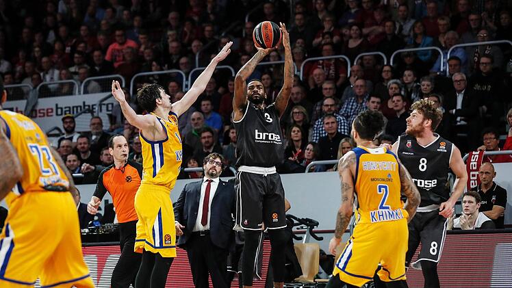 Dorell Wright steigt gegen Khmiki-Star Alexej Shved (l.) zum Dreier hoch. Fotos: Daniel Löb